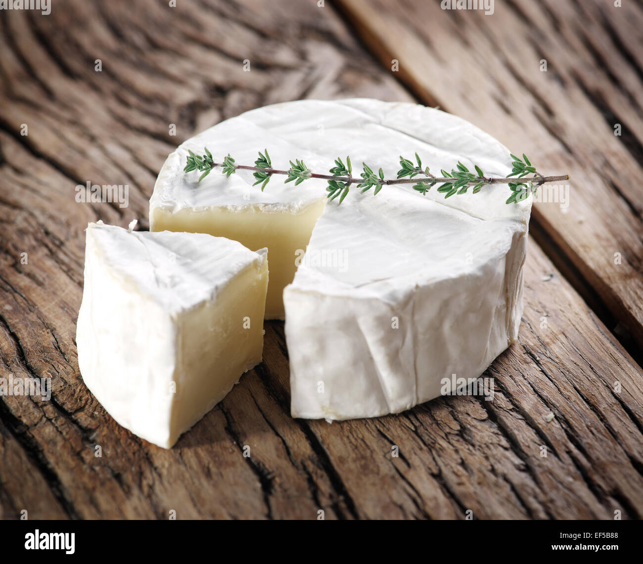 Formaggio Camembert sul vecchio tavolo in legno. Foto Stock