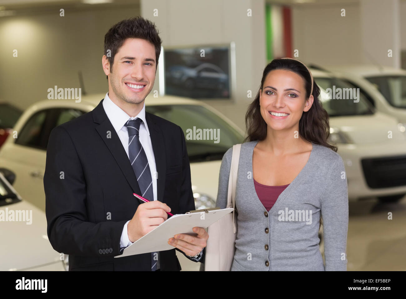 Imprenditore sorridente sottoscrivono un contratto per auto Foto Stock