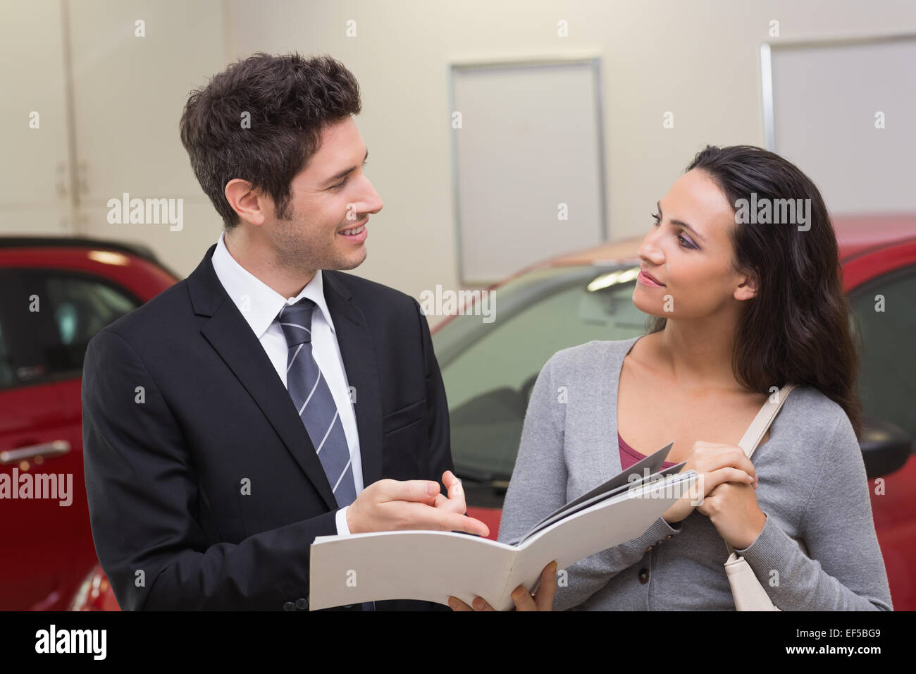 Imprenditore sorridente parlando con il suo cliente Foto Stock