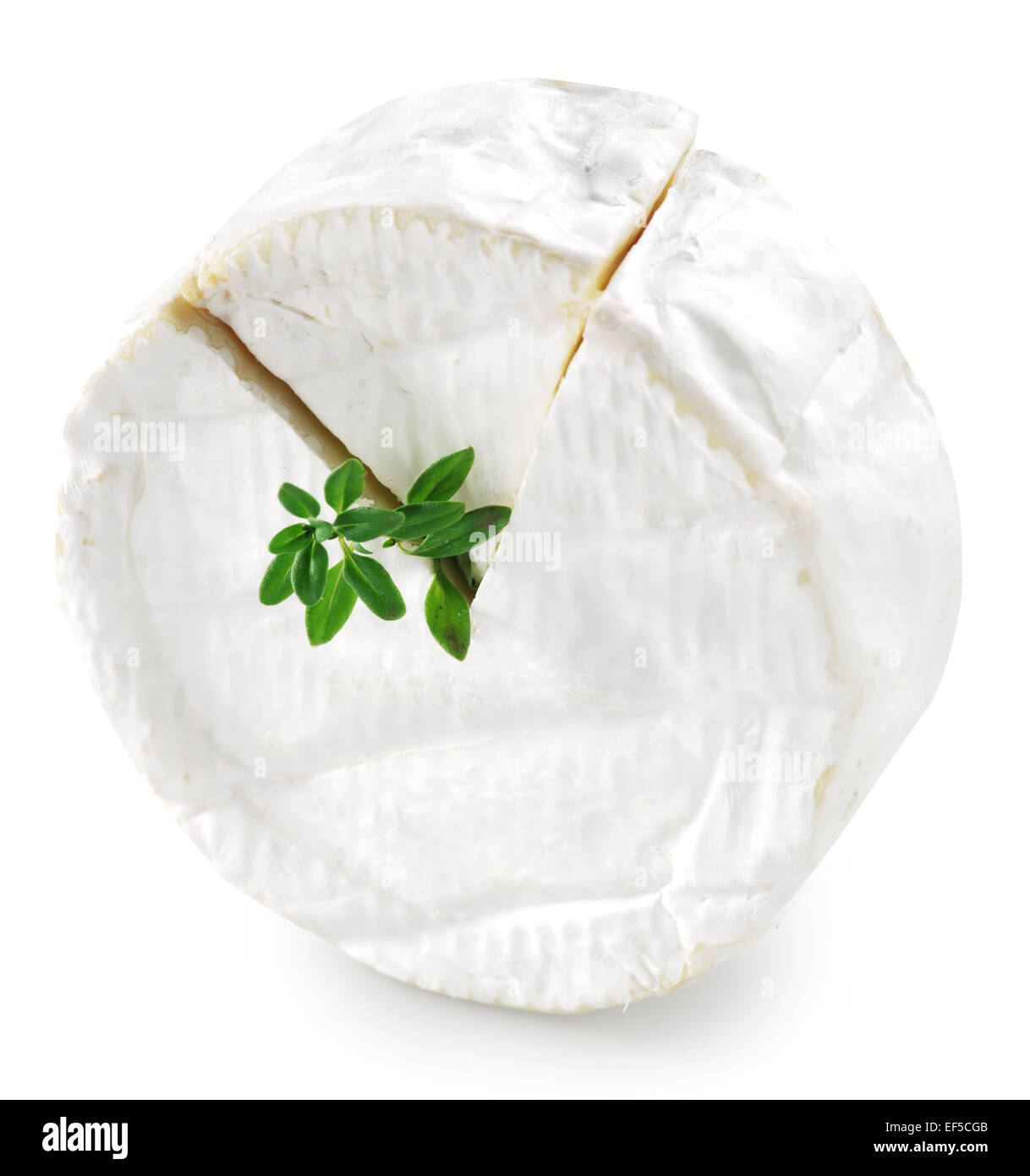 Formaggio Camembert isolato su uno sfondo bianco. Percorso di clipping. Foto Stock