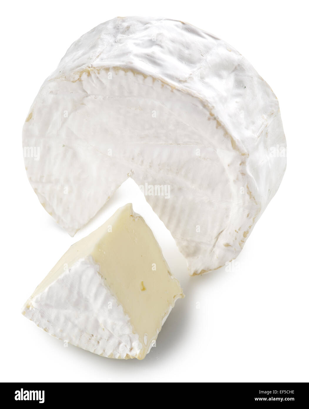 Formaggio Camembert isolato su uno sfondo bianco. Percorso di clipping. Foto Stock