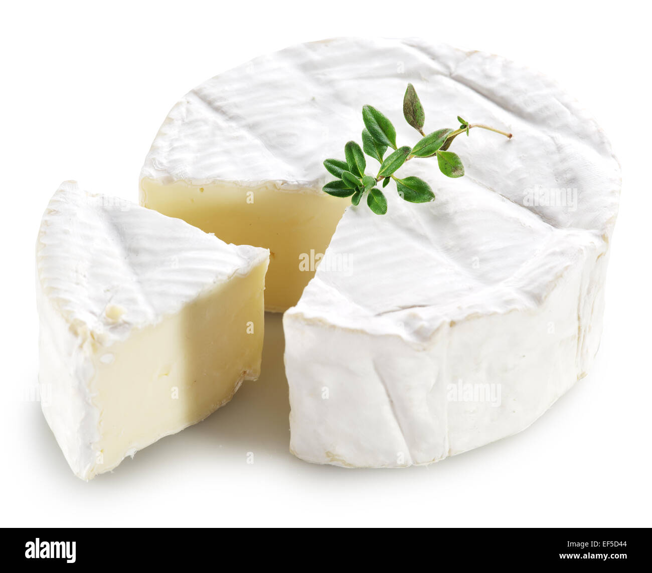 Formaggio Camembert isolato su uno sfondo bianco. Percorso di clipping. Foto Stock