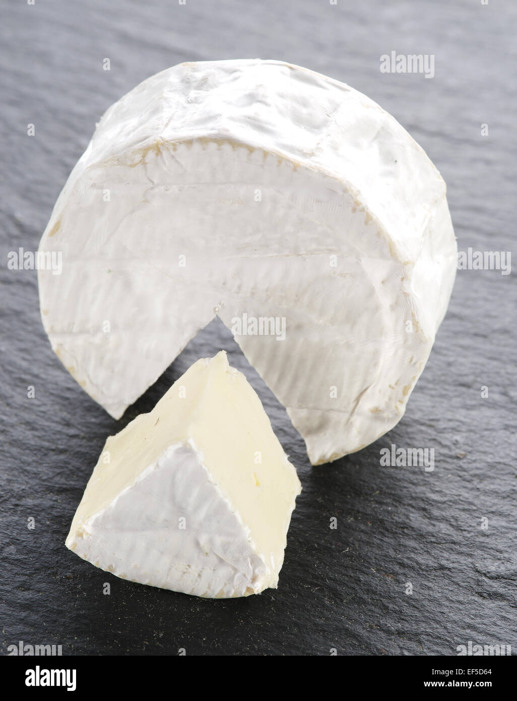 Formaggio Camembert sulla pietra grigia superficie. Foto Stock