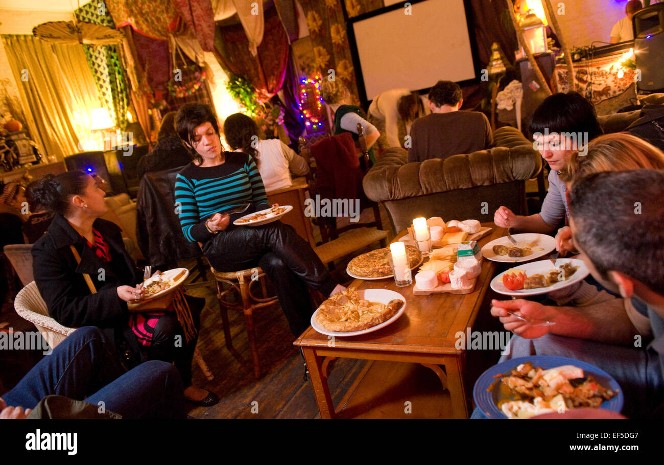 Passare nubi in Dalston lancia un nuovo libera per la cottura e la cena evento di domenica. L'idea è di persone mettono un po' di cibo ad essi e ottenere alcune a partire da rifiuti e creano un menu da ciò che esiste - e di conoscersi prima serata del film evento. Foto Stock