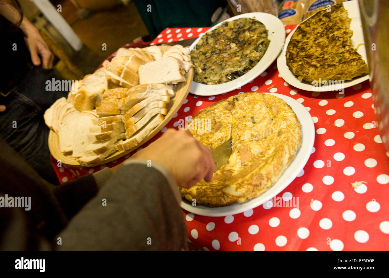 Passare nubi in Dalston lancia un nuovo libera per la cottura e la cena evento di domenica. L'idea è di persone mettono un po' di cibo ad essi e ottenere alcune a partire da rifiuti e creano un menu da ciò che esiste - e di conoscersi prima serata del film evento. Foto Stock