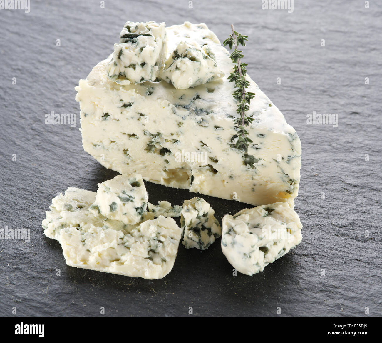 Fette di danese formaggio blu sulla pietra grigia superficie. Foto Stock