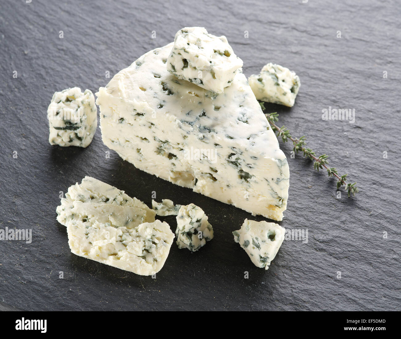 Fette di danese formaggio blu sulla pietra grigia superficie. Foto Stock