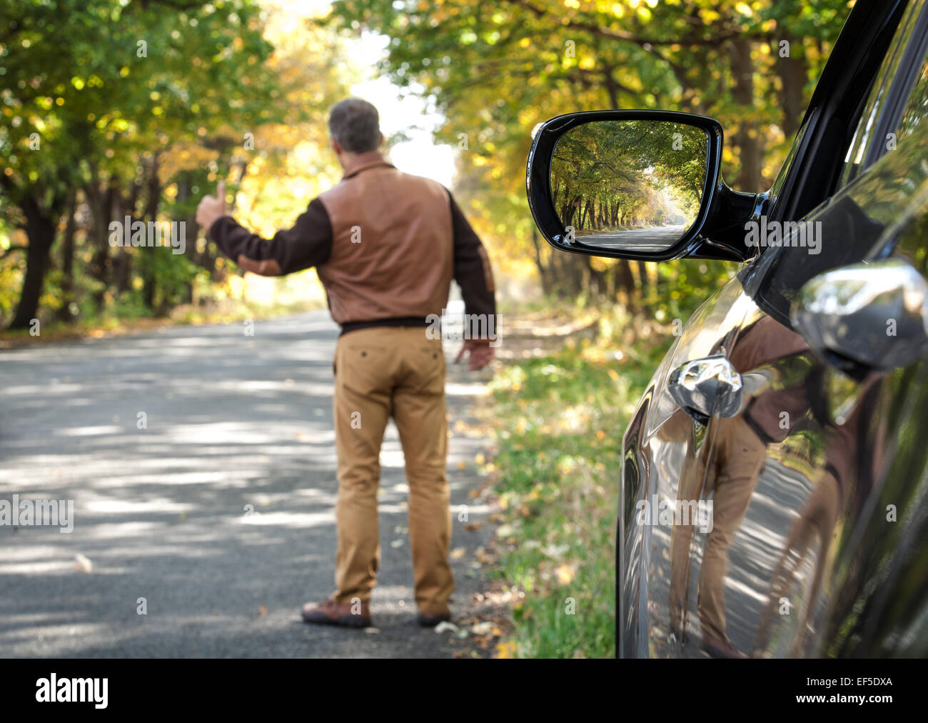 Guidare seduto sulla strada sconvolto a danneggiamento auto. Foto Stock