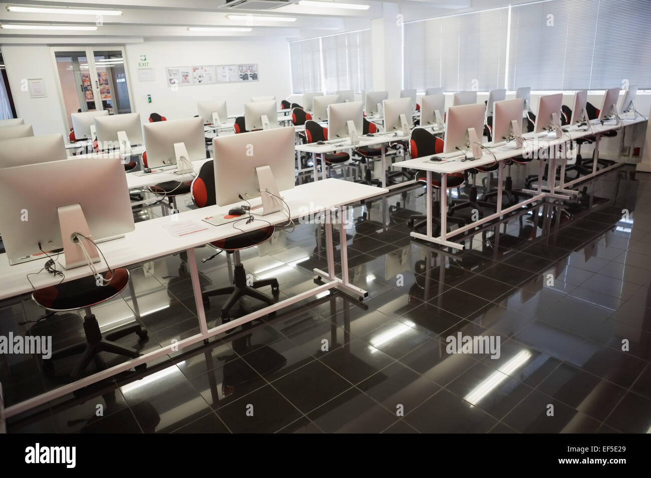 Svuotare la sala computer Foto Stock