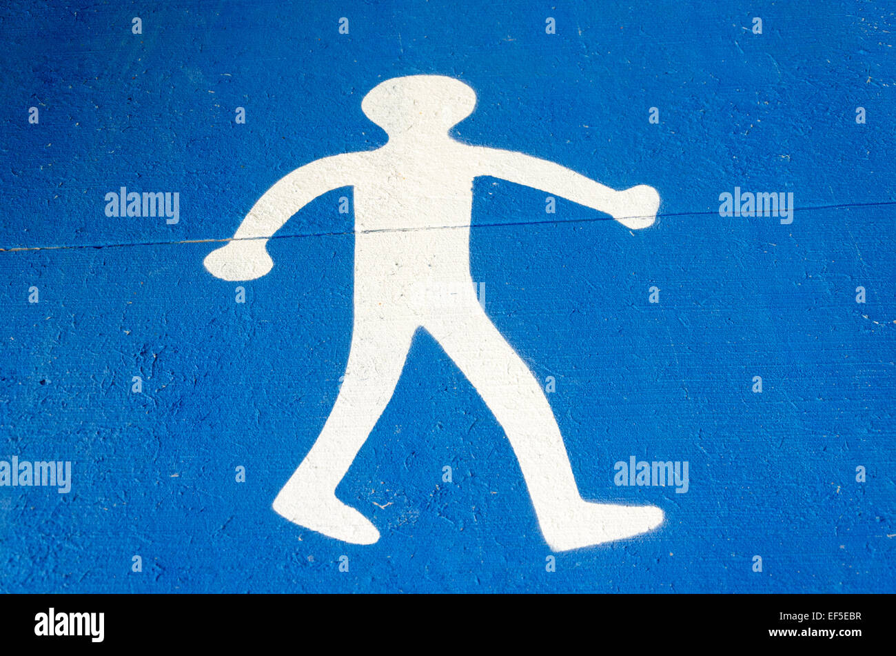 Blu percorso pedonale con grafica della persona che cammina Foto Stock
