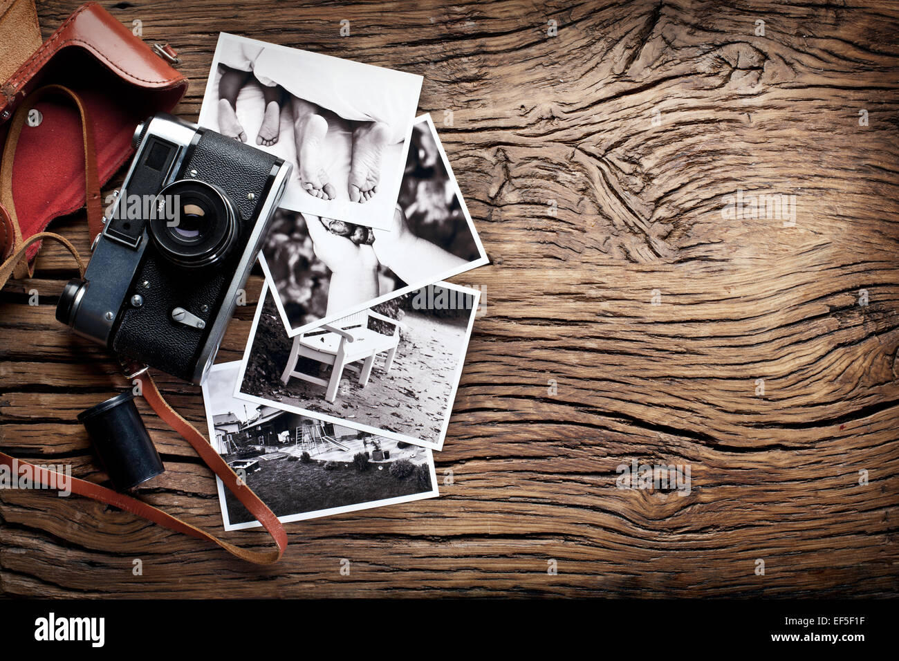 Telemetro vecchia fotocamera e foto in bianco e nero sul vecchio tavolo in legno. Foto Stock