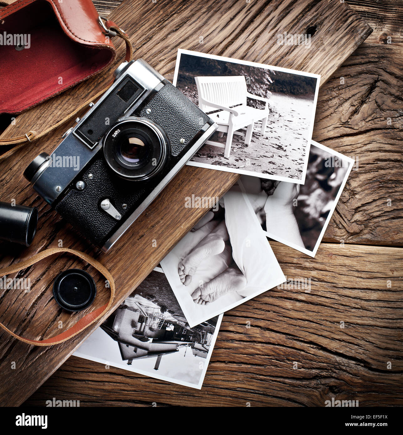 Telemetro vecchia fotocamera e foto in bianco e nero sul vecchio tavolo in legno. Foto Stock
