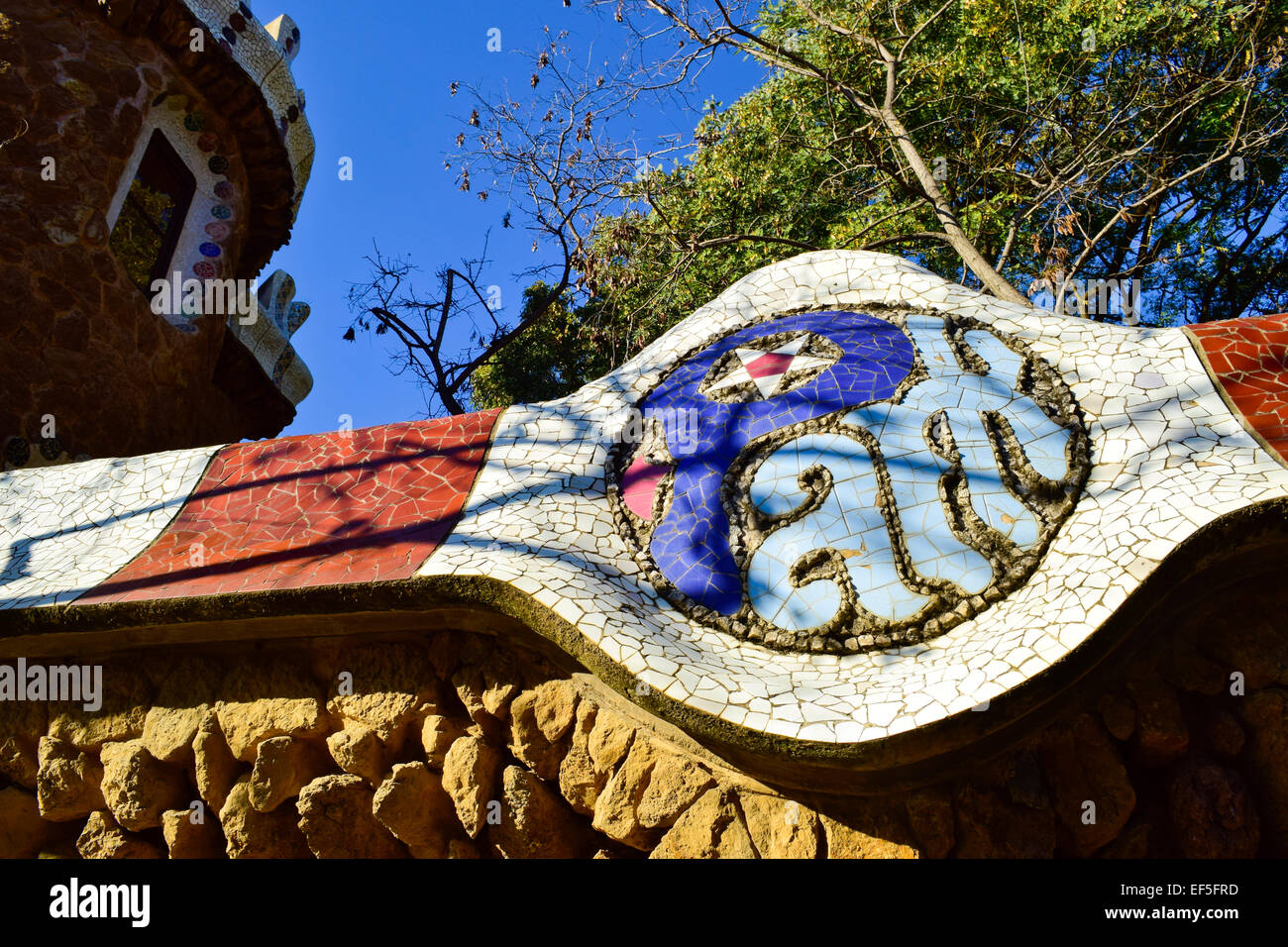 Segno di ingresso. Parco Guell progettato da Antoni Gaudi architetto. Barcellona, in Catalogna, Spagna. Foto Stock