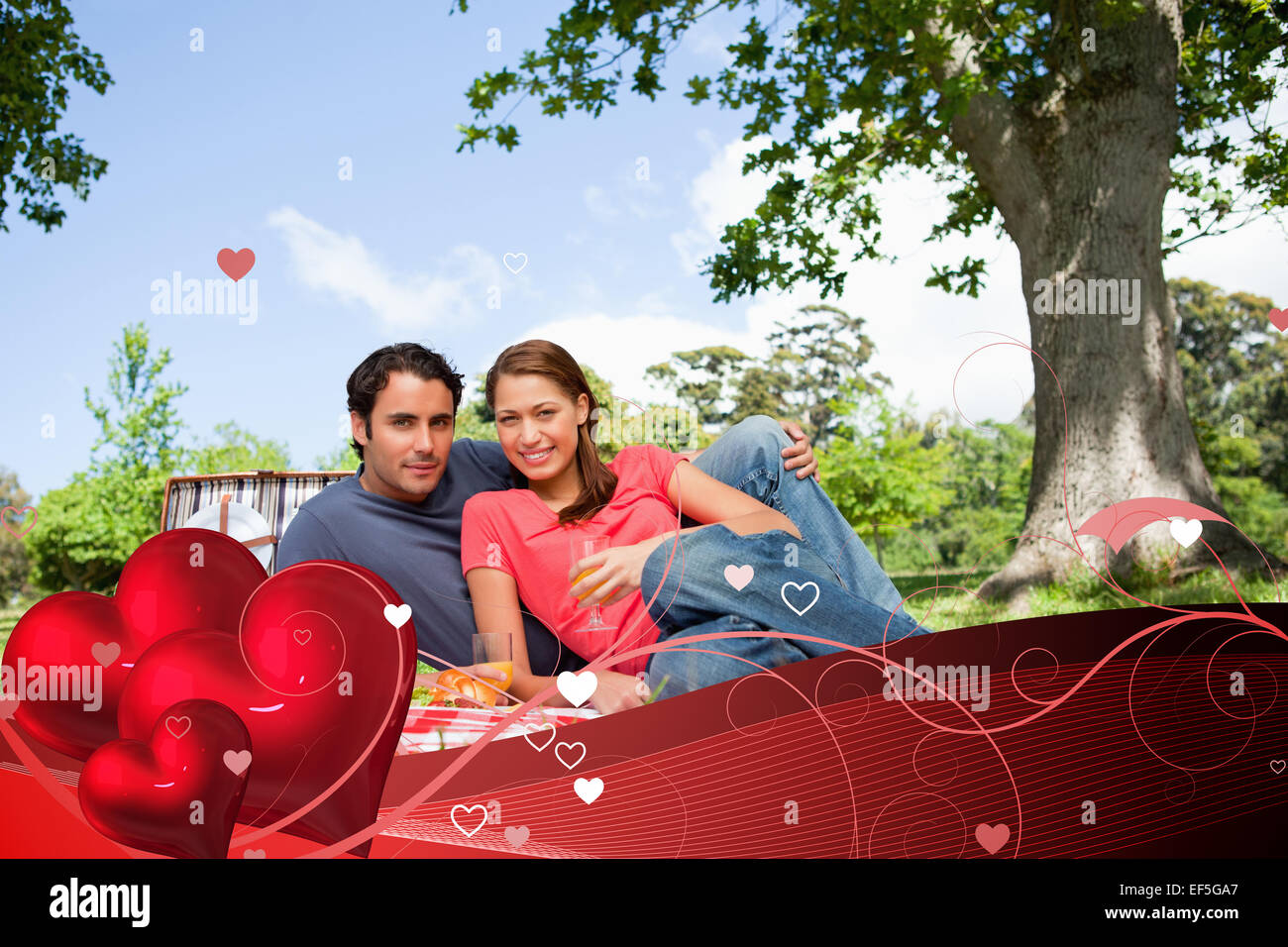 Immagine composita di due amici guardando avanti mentre mantengono gli occhiali in quanto hanno un picnic Foto Stock