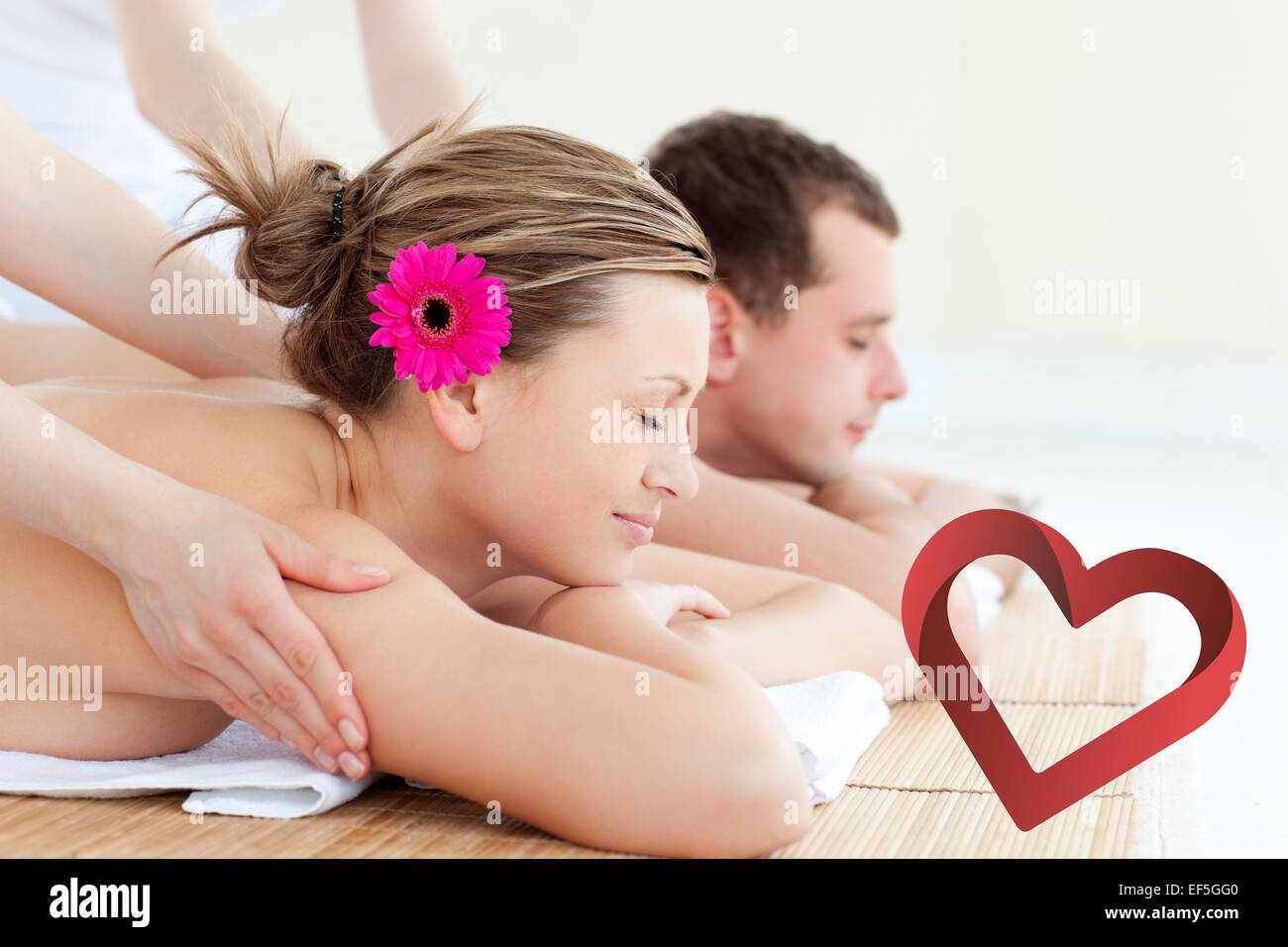 Immagine composita di rilassata giovane avente un massaggio alla schiena Foto Stock