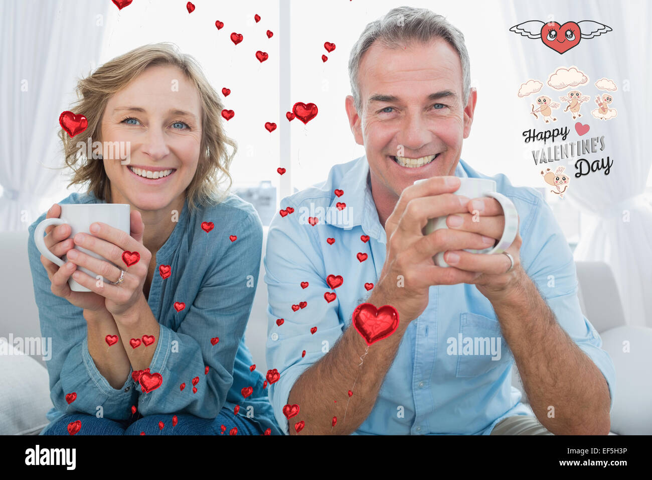 Immagine composita di sorridere coppia di mezza età seduta sul divano di caffè Foto Stock