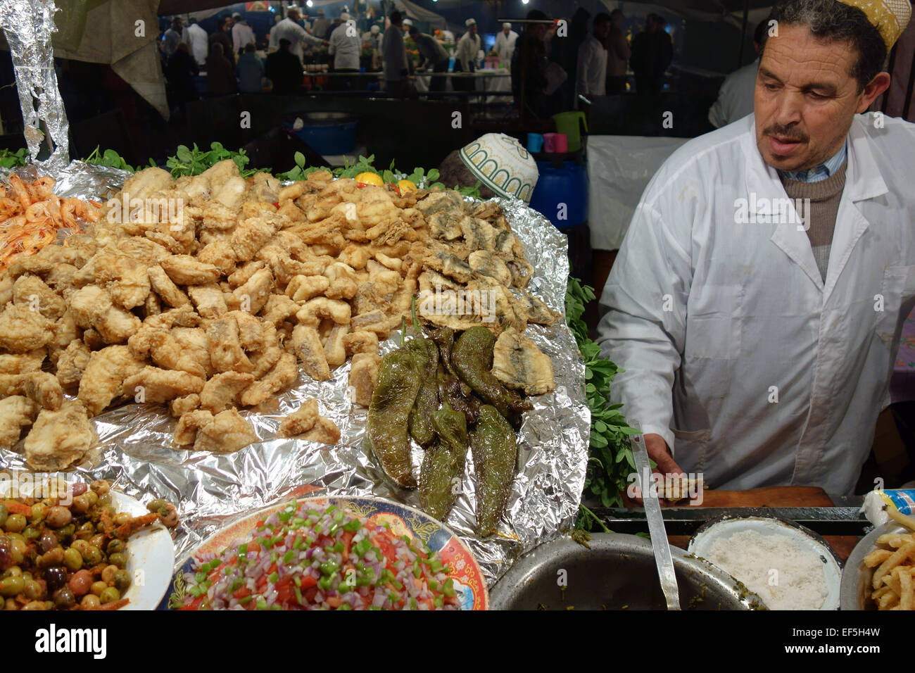 Il cibo caldo stallo nella piazza Jemaa el Fna a Marrakech del mercato di notte Foto Stock