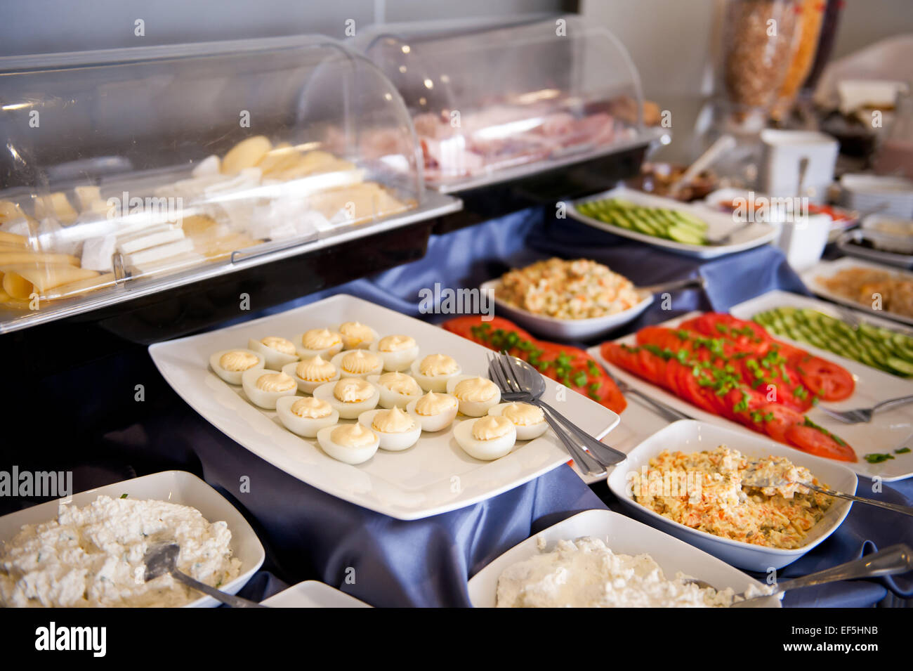 Smorgasbord svedese di tavola a buffet con piatti caldi e freddi Foto Stock