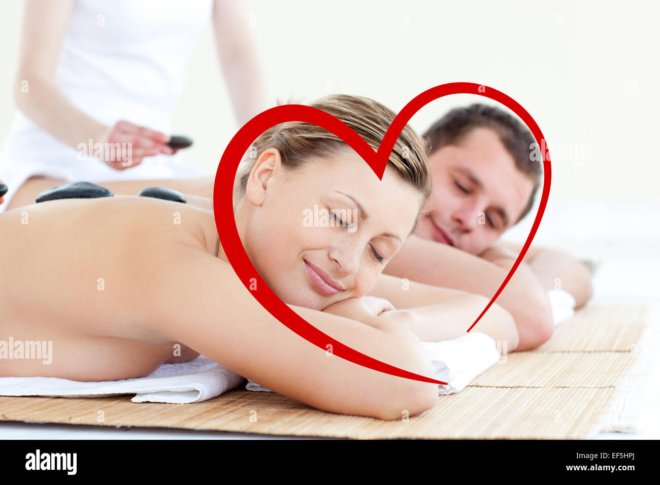 Immagine composita della coppia giovane avente un massaggio con pietre calde Foto Stock