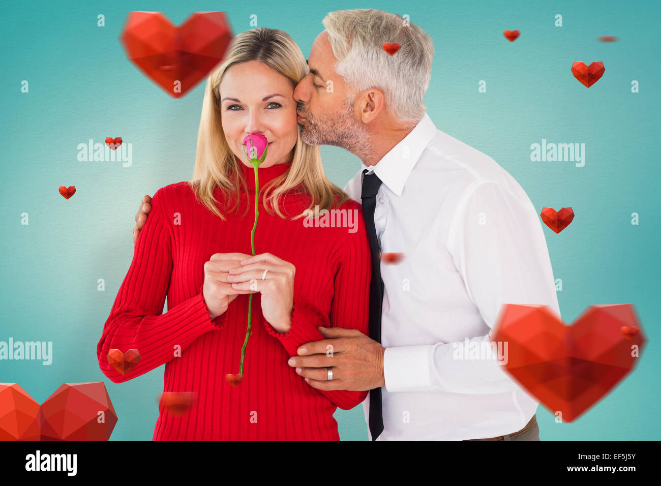 Immagine composita di uomo bello dando la sua moglie con un bacio sulla guancia Foto Stock