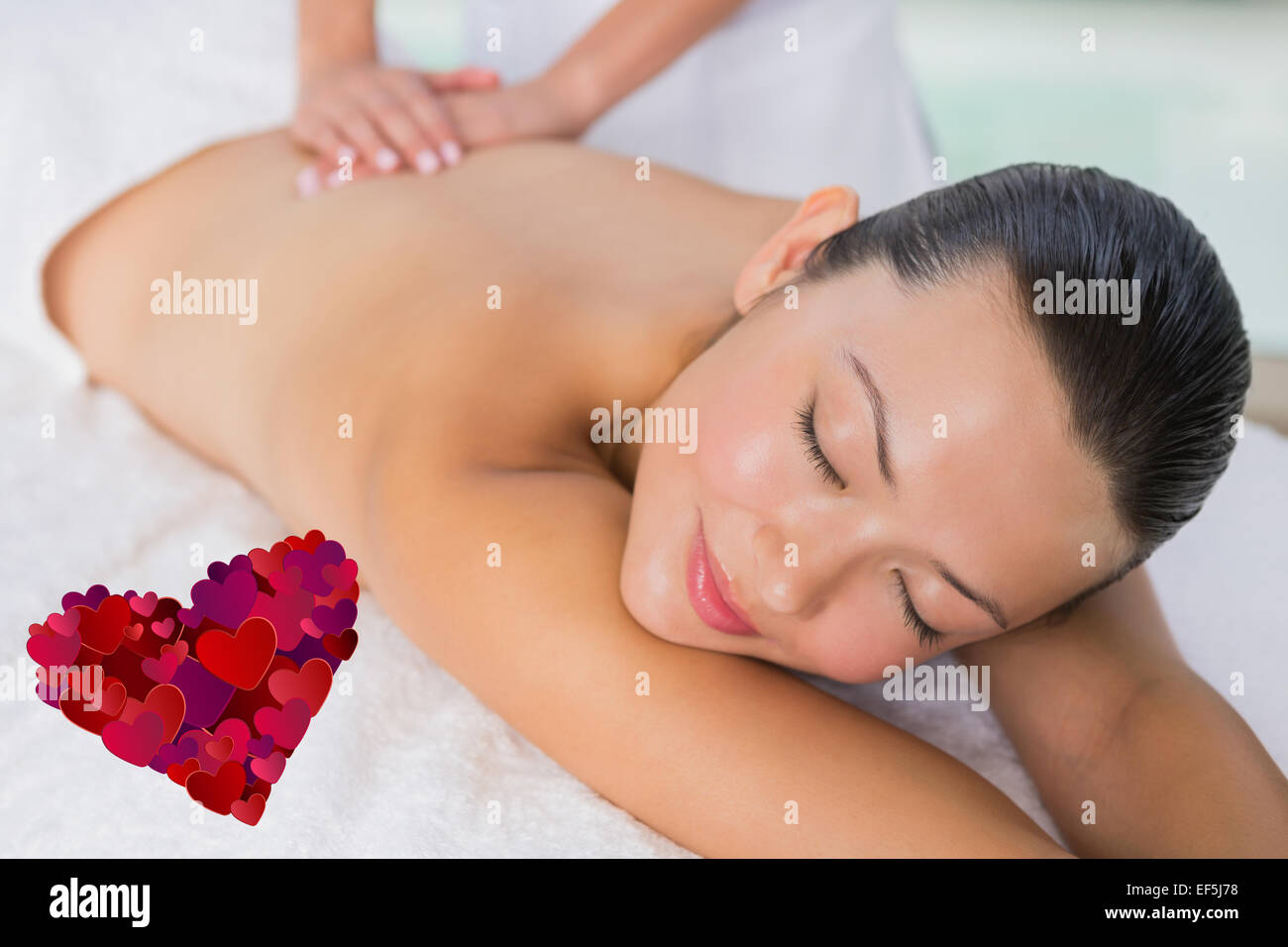 Immagine composita di contenuto brunette godendo di un massaggio alla schiena Foto Stock