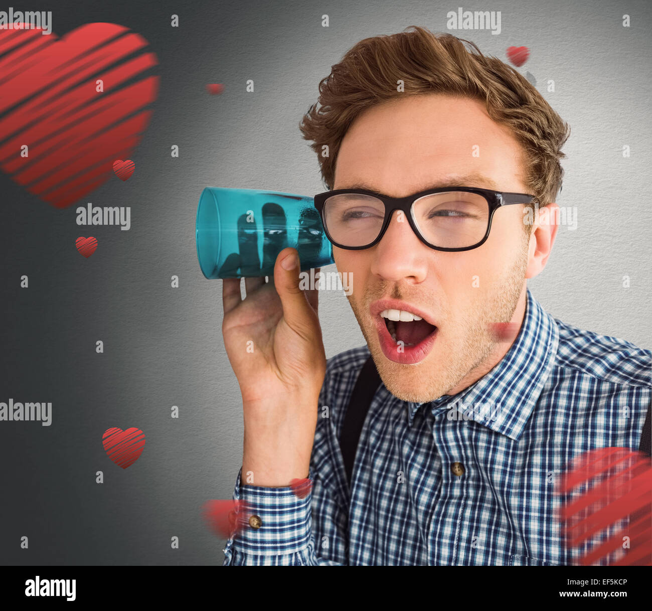 Immagine composita di geeky imprenditore intercettazioni con la coppa Foto Stock