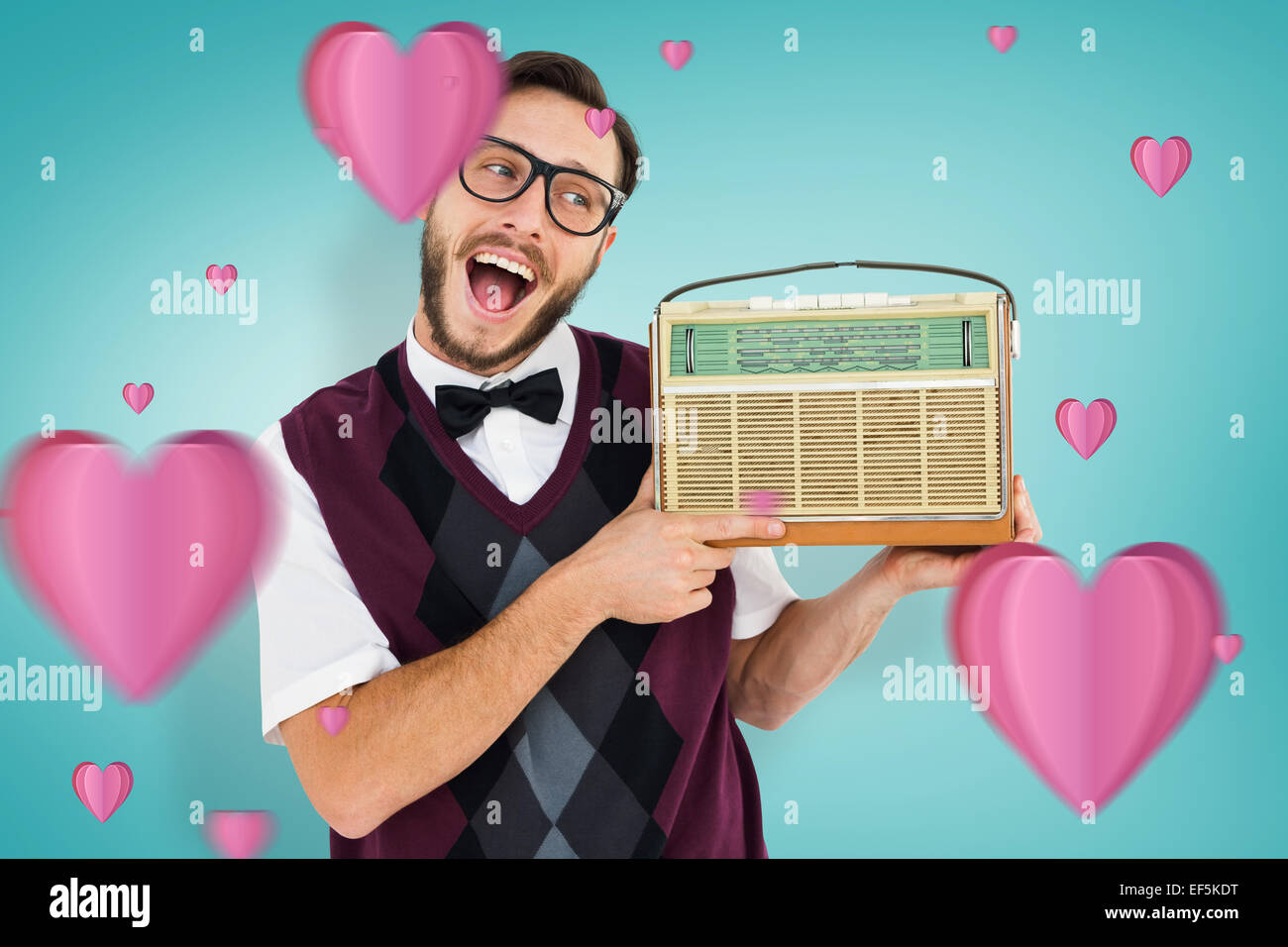 Immagine composita di geeky hipster tenendo una radio retrò Foto Stock