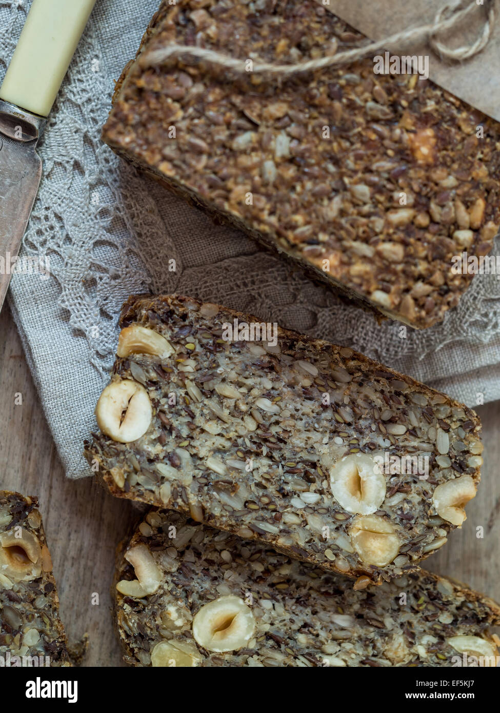 Flourless pane con semi di girasole, di lino e semi di Chia, avena, psillio  gusci di semi e nocciole Foto stock - Alamy