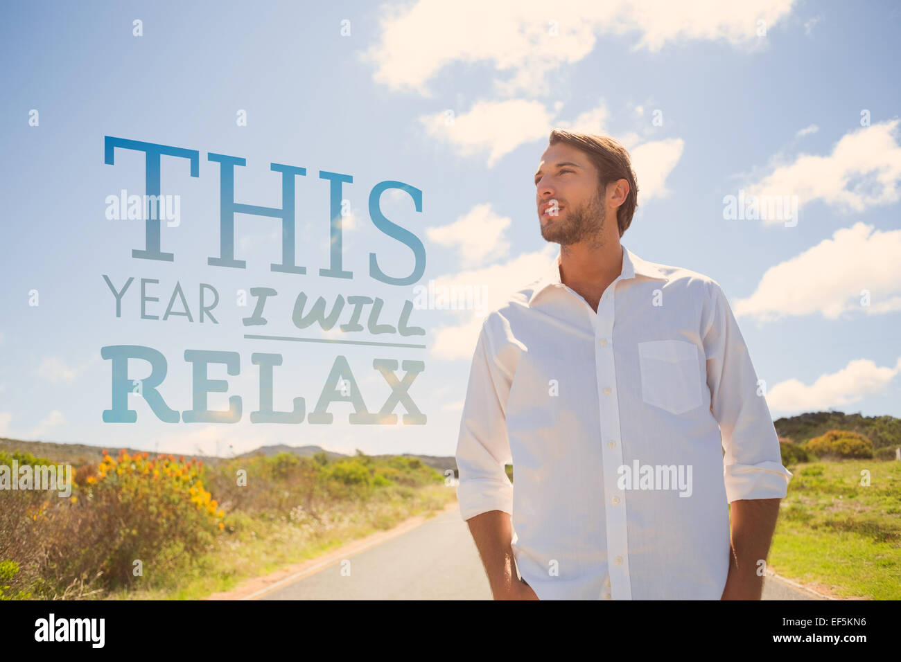 Immagine composita di bello casual uomo in piedi su una strada Foto Stock