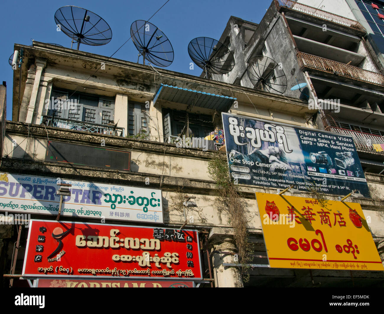 Periodo Britannico edifici coloniali nel centro di Yangon, Myanmar Foto Stock