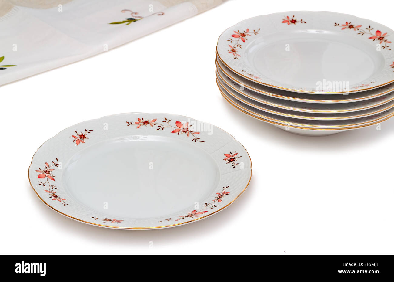 Le piastre bianche con delicate decorazioni. Presentato su uno sfondo bianco. Foto Stock