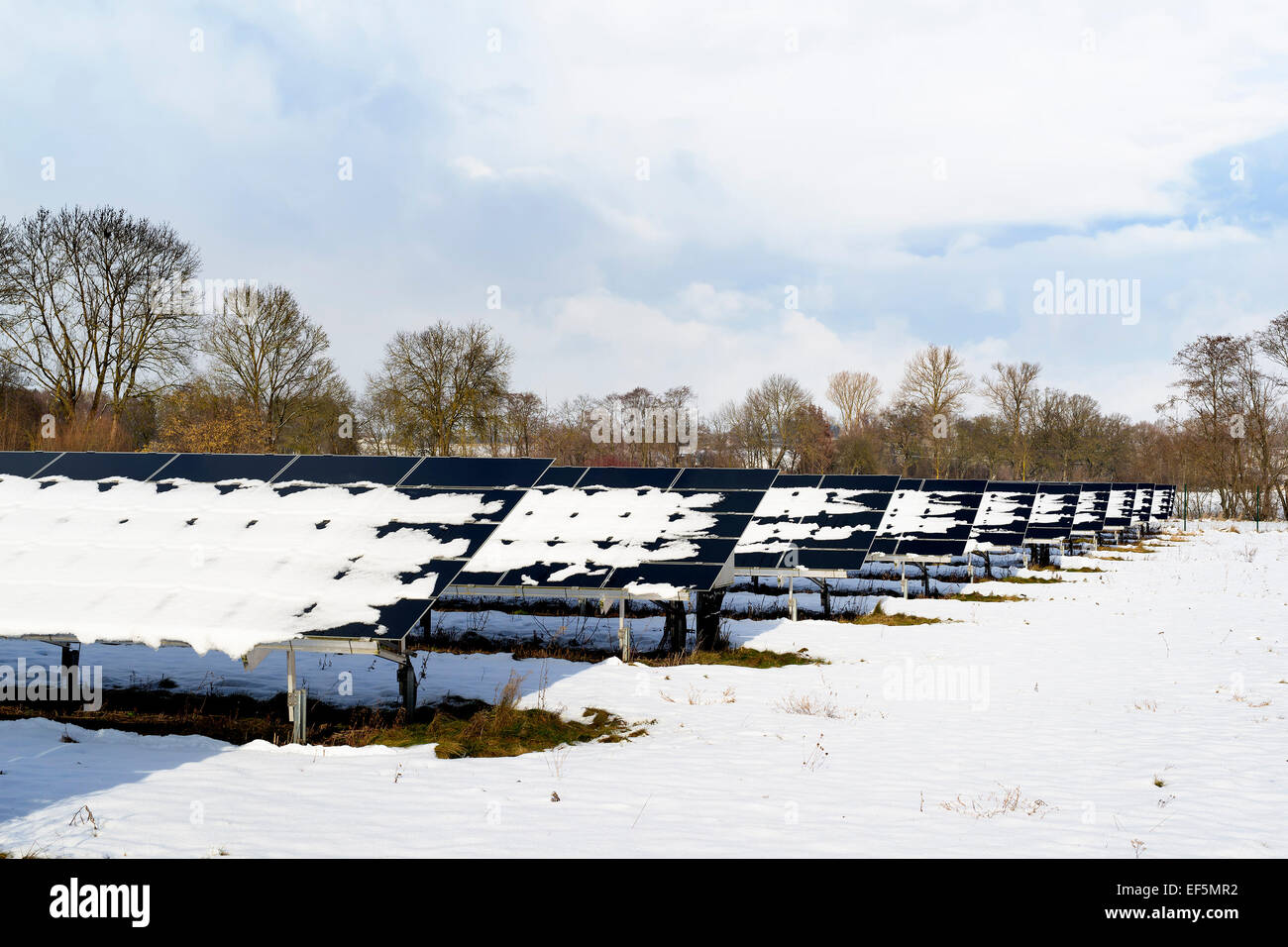 Pannello solare campo in Baviera Germania con neve su pannelli Foto Stock