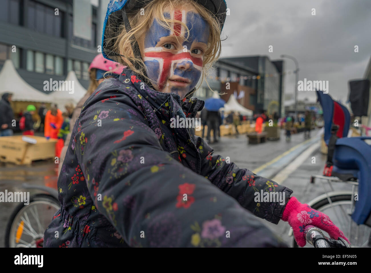 Ragazza con il suo volto dipinto con la bandiera islandese, summer festival, Reykjavik, Islanda Foto Stock