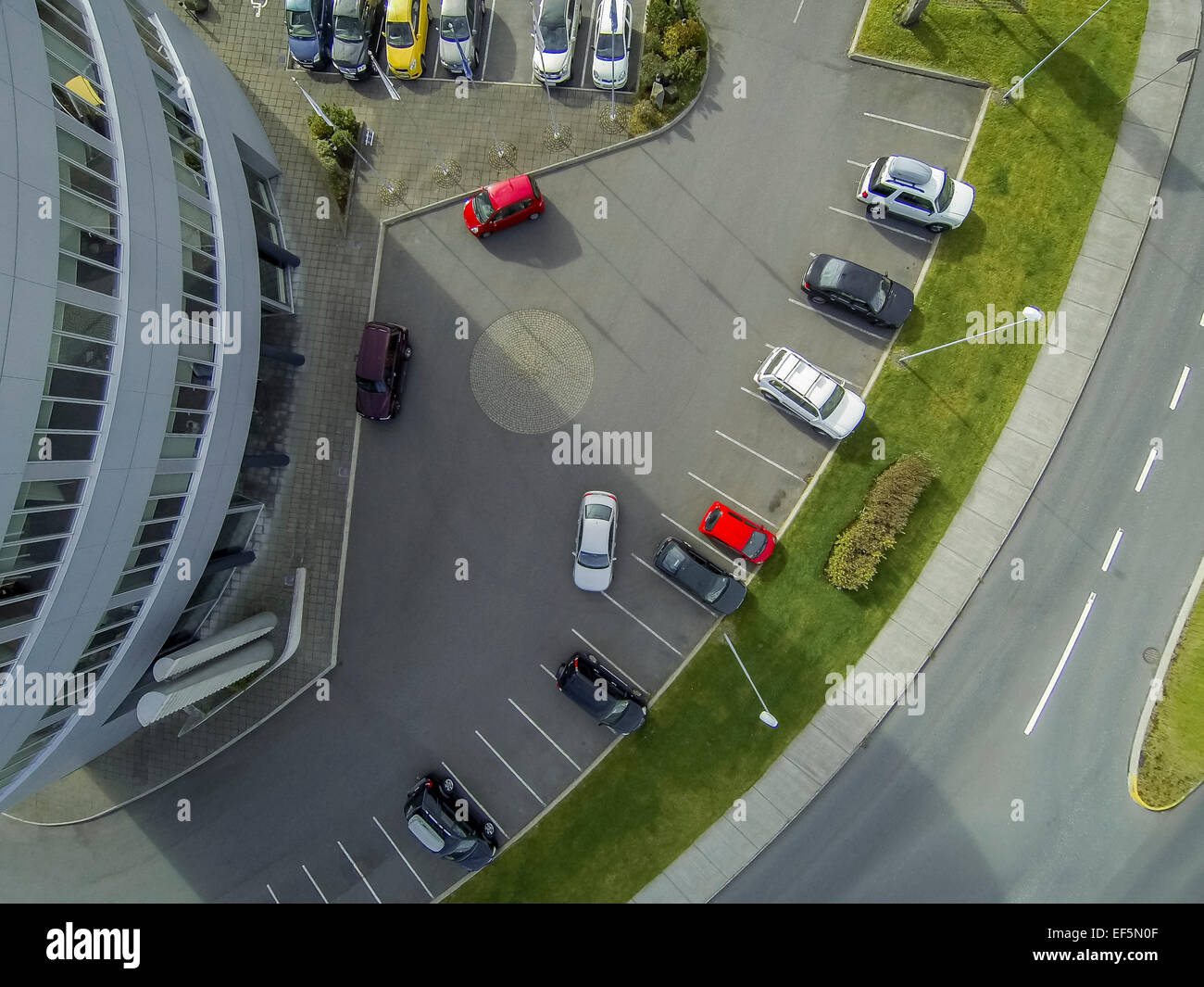 Antenna bassa del parcheggio a Reykjavik, Islanda. Girare utilizzando un drone, DJI Phantom. Foto Stock