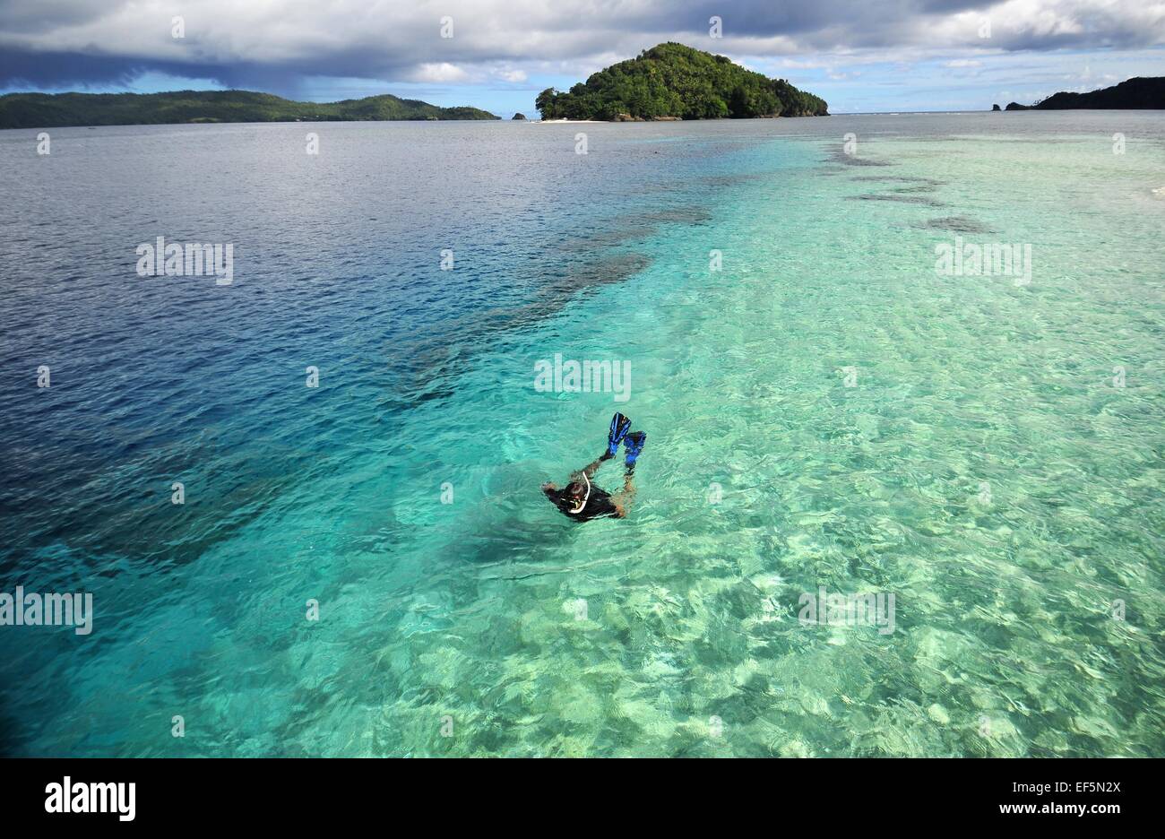 Sangihe, Indonesia. 27 gennaio, 2015. Un turista boccagli in Mandaku parco marino nelle isole Sangihe, Nord Sulawesi, Indonesia, gennaio 27, 2015. Mandaku marine park dispone di bellissime spiagge e le barriere coralline come pure una varietà di pesce. Si tratta di un grande centro di attrazione per gli amanti dello snorkelling e immersioni. Credito: Zulkarnain/Xinhua/Alamy Live News Foto Stock