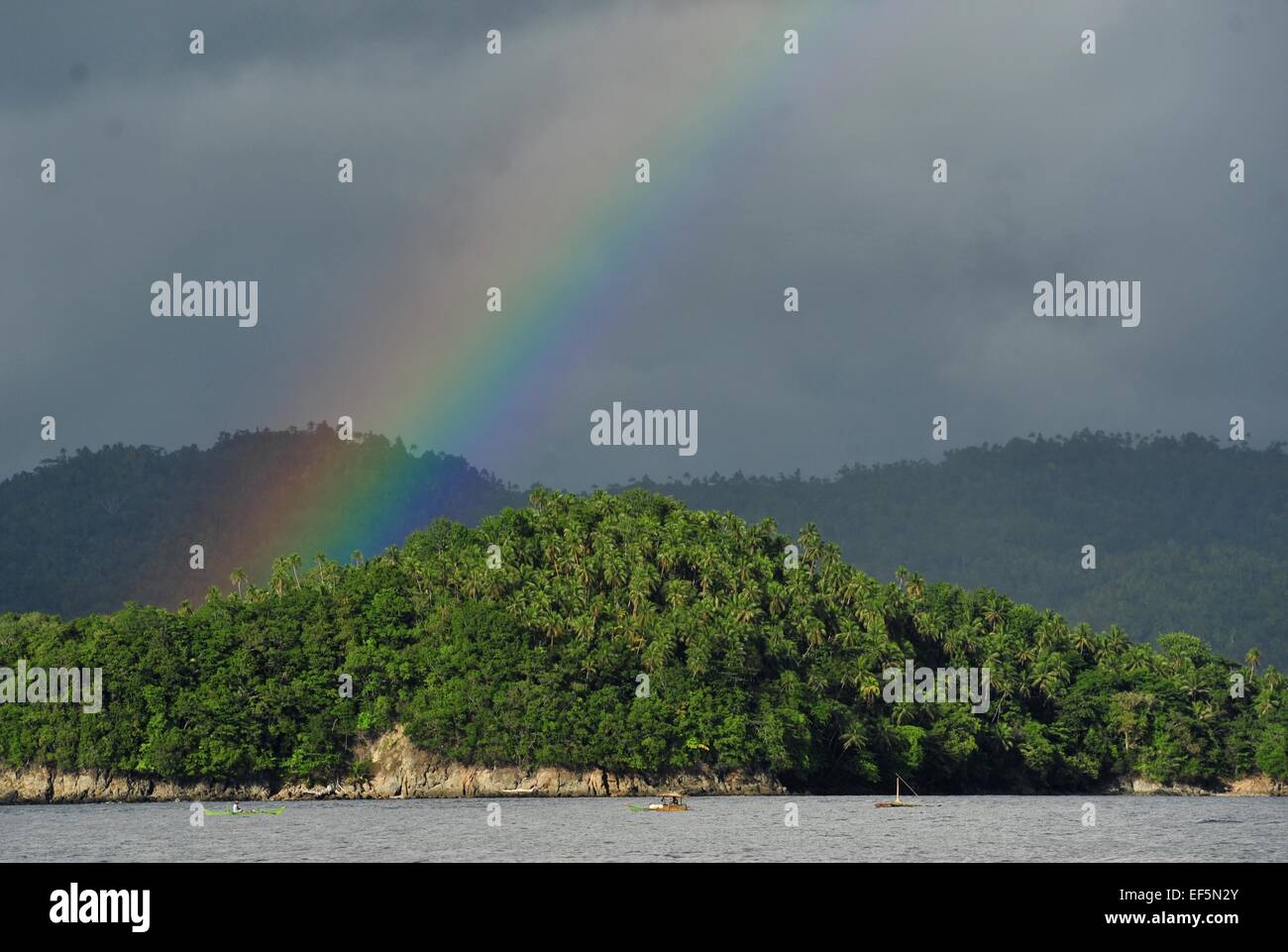 Sangihe, Indonesia. 27 gennaio, 2015. Un arcobaleno è visibile sulla sommità di una collina nelle isole Sangihe, Nord Sulawesi, Indonesia, gennaio 27, 2015. Credito: Zulkarnain/Xinhua/Alamy Live News Foto Stock