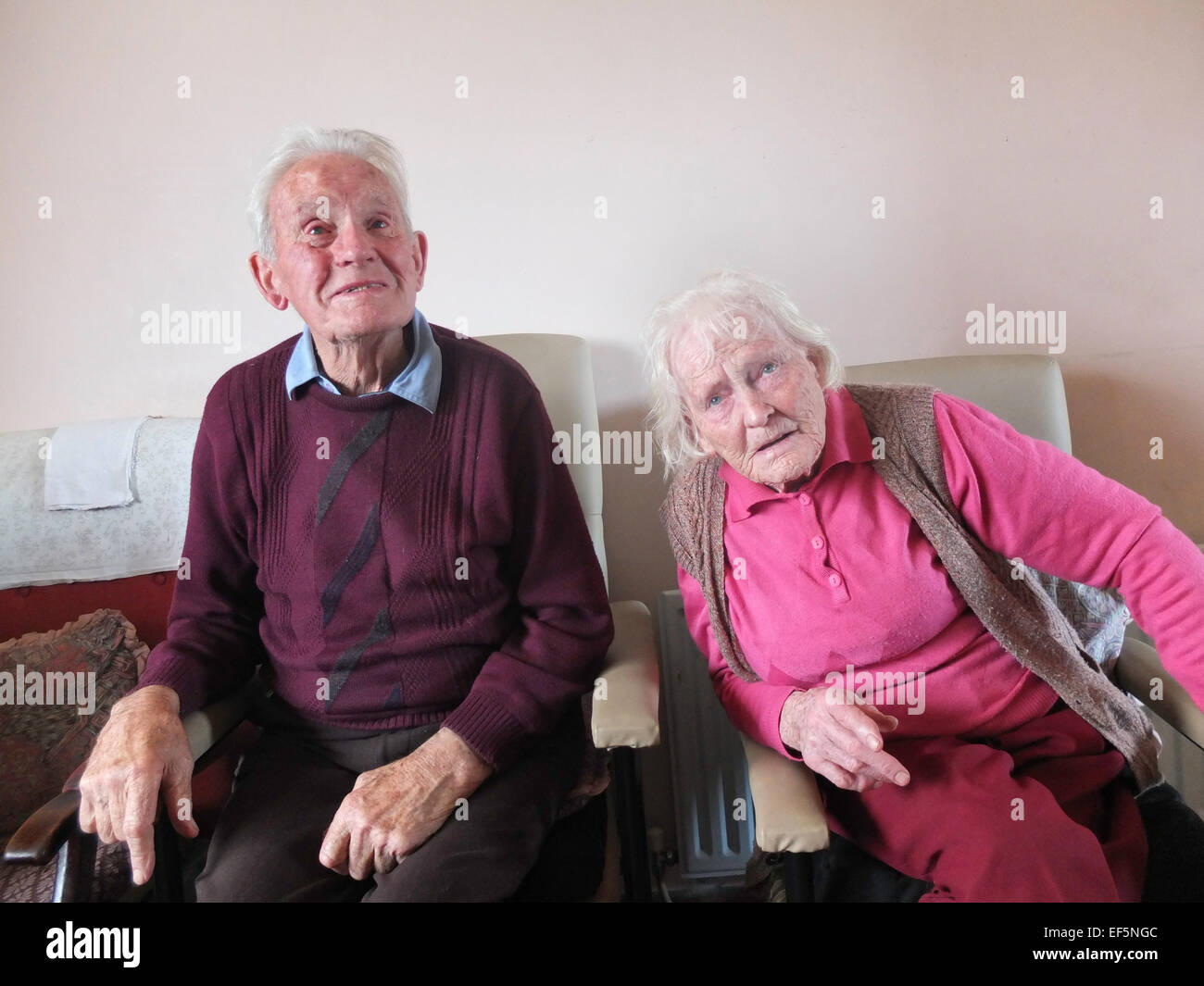 Una coppia di anziani seduti a casa nel loro soggiorno in Irlanda rurale. Foto Stock