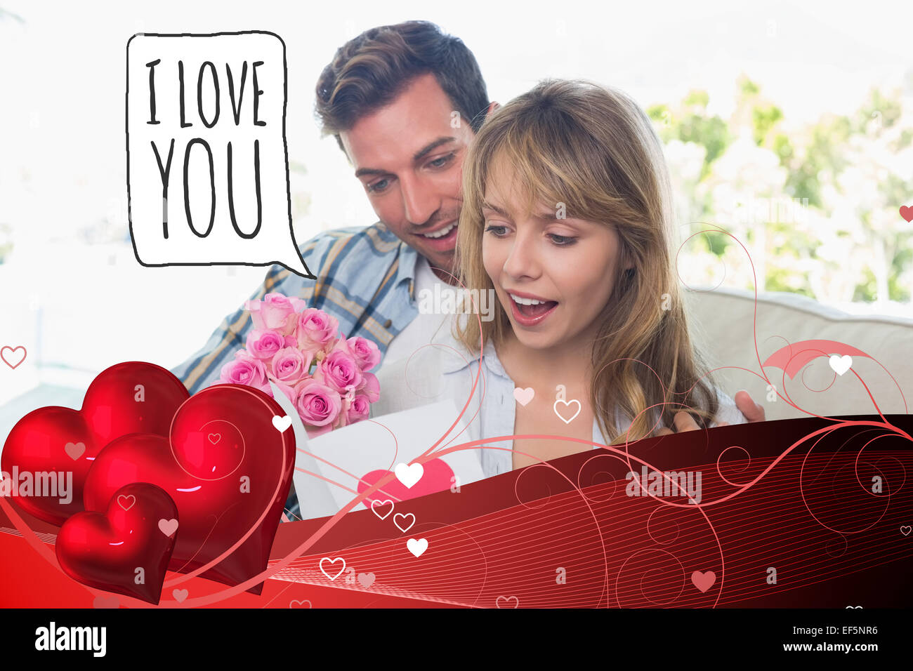 Immagine composita di amare giovane con fiori e biglietto di auguri Foto Stock