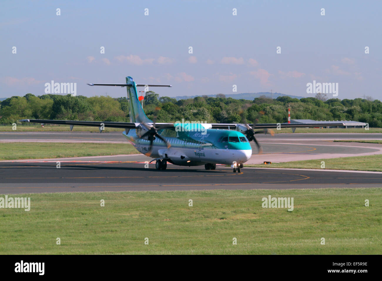 AIR LINGUS velivoli ATR 72-500 EI-REL all'aeroporto di Manchester in Inghilterra il 14 maggio 2014 Foto Stock