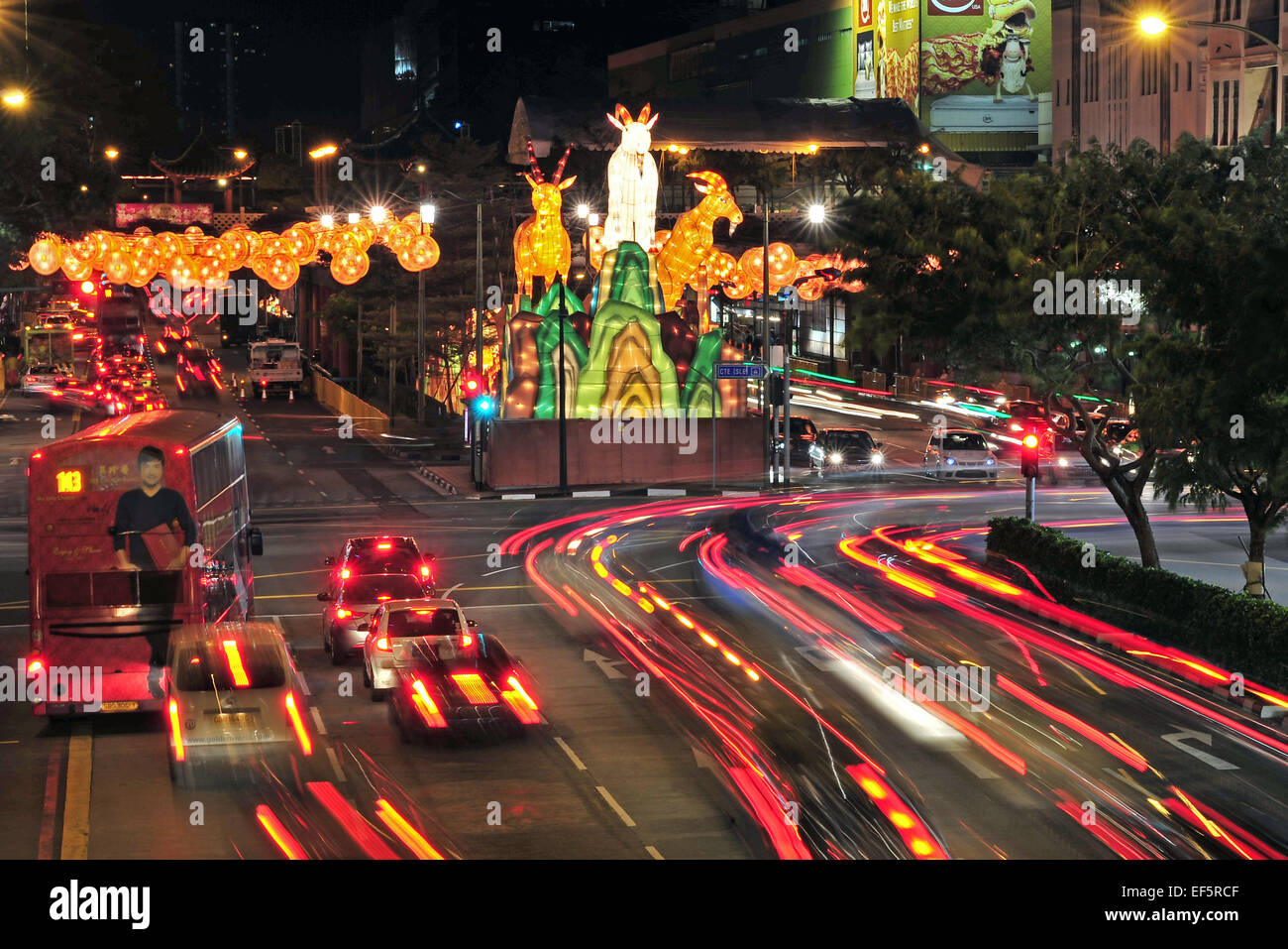 Singapore. 27 gennaio, 2015. Foto scattata a gennaio 27, 2015 mostra lanterna decorazioni lungo il Singapore area di Chinatown. La lanterna decorazioni per il prossimo cinese Anno Lunare della capra in Singapore Chinatown sono stati illuminati per l'anteprima media il martedì. Credito: Quindi Chih Wey/Xinhua/Alamy Live News Foto Stock