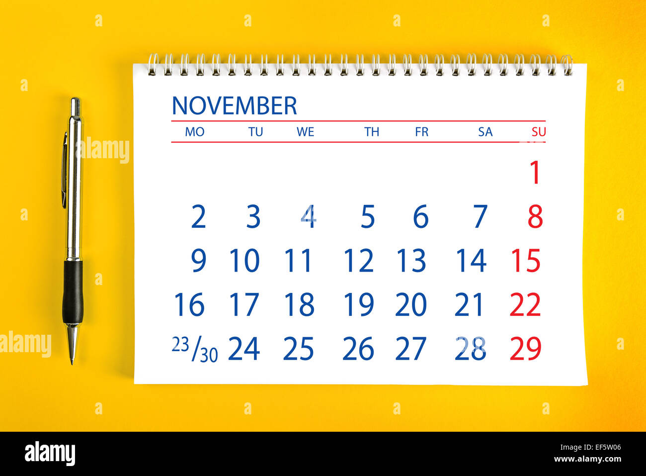 Novembre carta Pagina di calendario con rilegatura a spirale come la gestione del tempo e il concetto di pianificazione. Foto Stock
