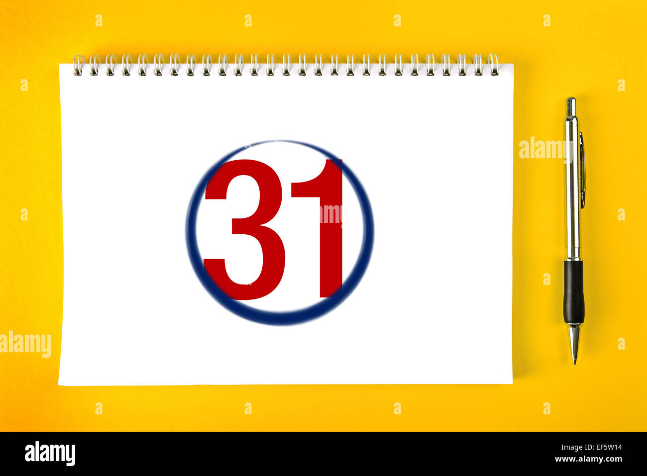 Fine del mese, Carta pagina del calendario con rilegatura a spirale con corsa a matita attorno all'ultimo giorno del mese. Foto Stock
