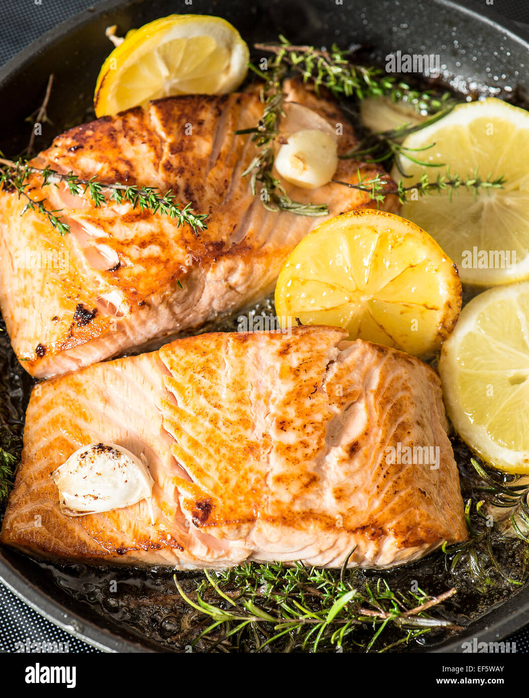 Salmone alla griglia con erbe aromatiche, aglio e limone. Pesce sano cibo Foto Stock