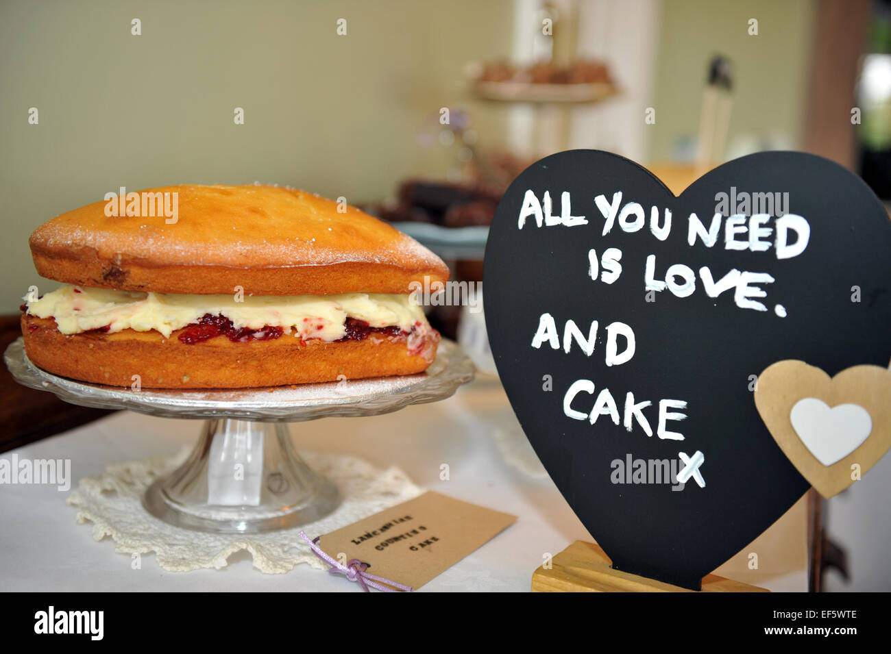 Victoria Sandwich torta su un vassoio per dolci a un matrimonio nel Regno Unito. Foto Stock