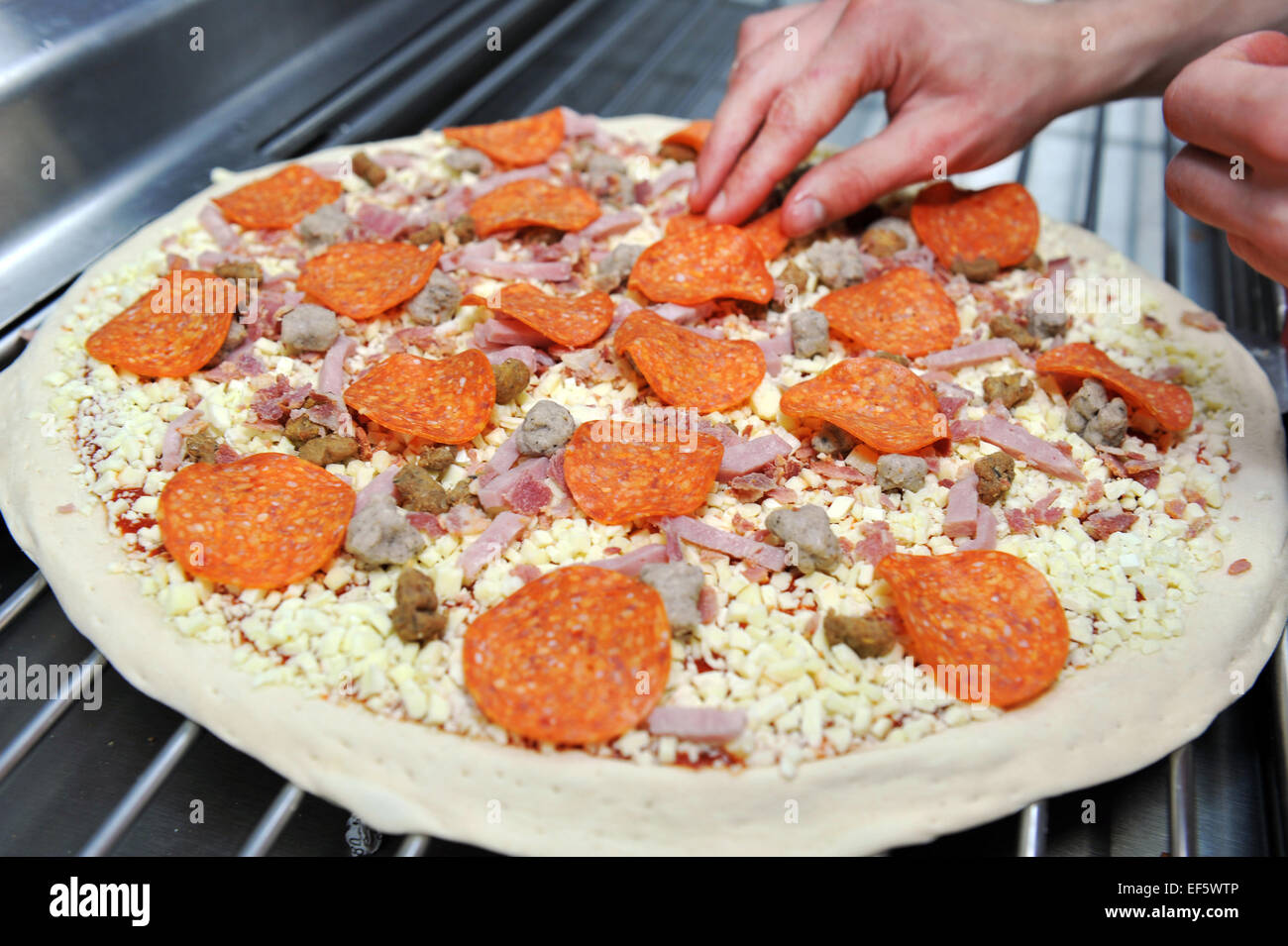 Close up rendendo le pizze in un takeaway, Leeds Foto Stock