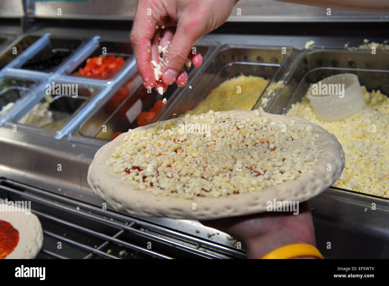 Close up rendendo le pizze in un takeaway, Leeds Foto Stock