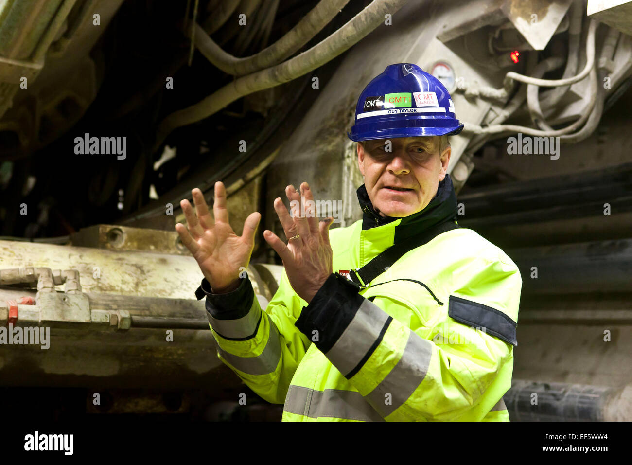 Copenhagen, Danimarca, 27 Gennaio 2015: Guy Taylor, direttore del progetto presso Metroselskabet, spiega circa il tunnel boring machines (TBM). Ci sono 4 TBM, ogni 700 tonnellate e lunga 110 metri, foratura alcuni 10 - 20 metri/giorno e lavora a 20 - 40 metri di profondità Credito: OJPHOTOS/Alamy Live News Foto Stock