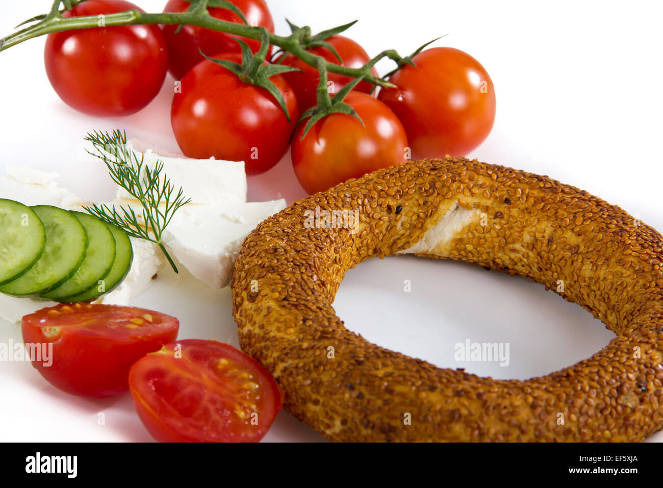 Bagno turco colazione con bagel, pomodori, formaggi cetriolo Foto Stock