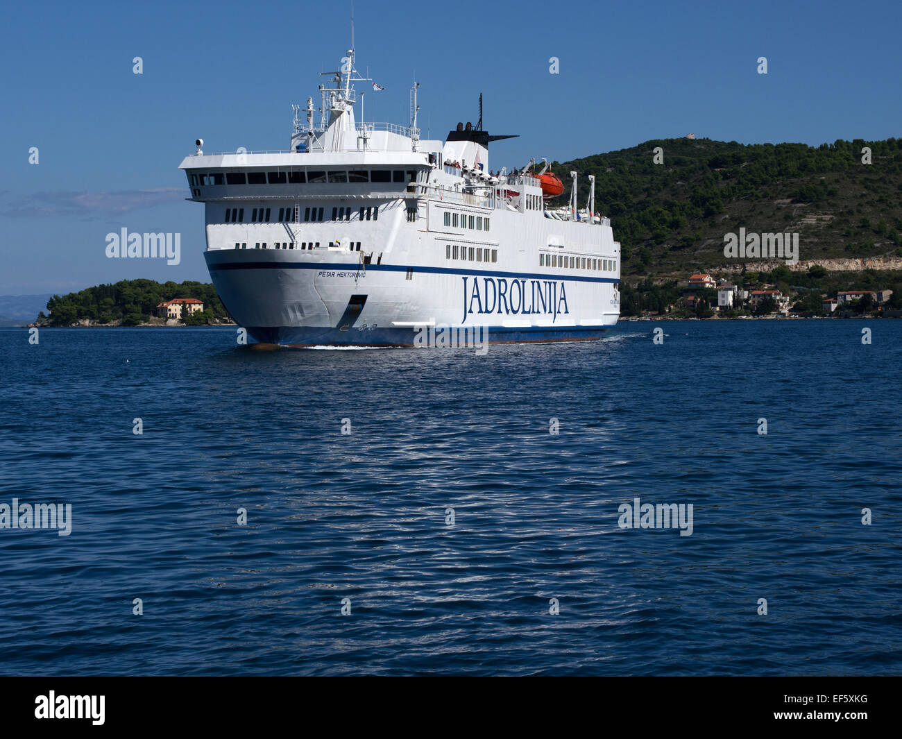 Grande nave traghetto proveniente da porto sull isola di Vis in Croazia Foto Stock