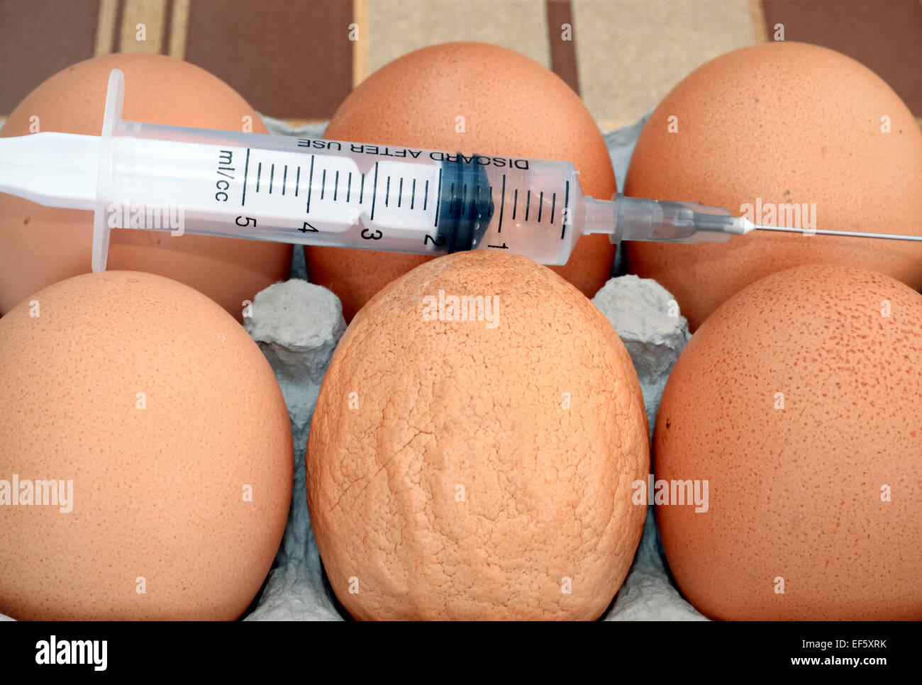 Le uova di cui uno guarda strano e probabilmente non è integro Foto Stock